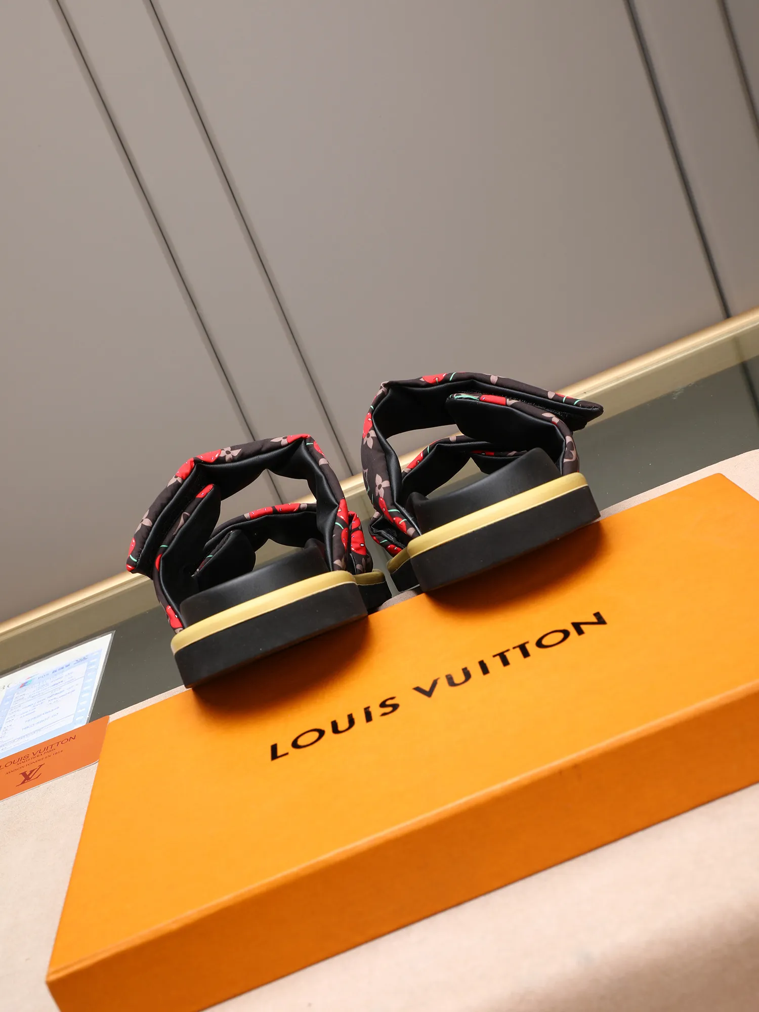 PP360 [LOUIS VUITTON] Louis Vuitton, LV printing, men's and women's slippers are on the market. The drawer box packaging comes with a cloth bag and a card. The upper pattern looks very soft and waxy, and it is a super versatile leg slimming tool. Fabric: imported denim/canvas/old fabric, LV hardware LOGO, official website pattern printing, comfortable to wear, feet: high-elastic PU water table. Sole: foam sole, heel height: about 5cm. Code number: 35-46, 35, 45, 46 are custom-made and non-returnable. Color: multiple colors and styles available.